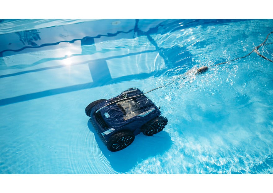 ROBOT LIMPIAFONDOS PARA PISCINA O LIMPIEZA MANUAL: ¿CUÁNDO COMPENSA CADA OPCIÓN?